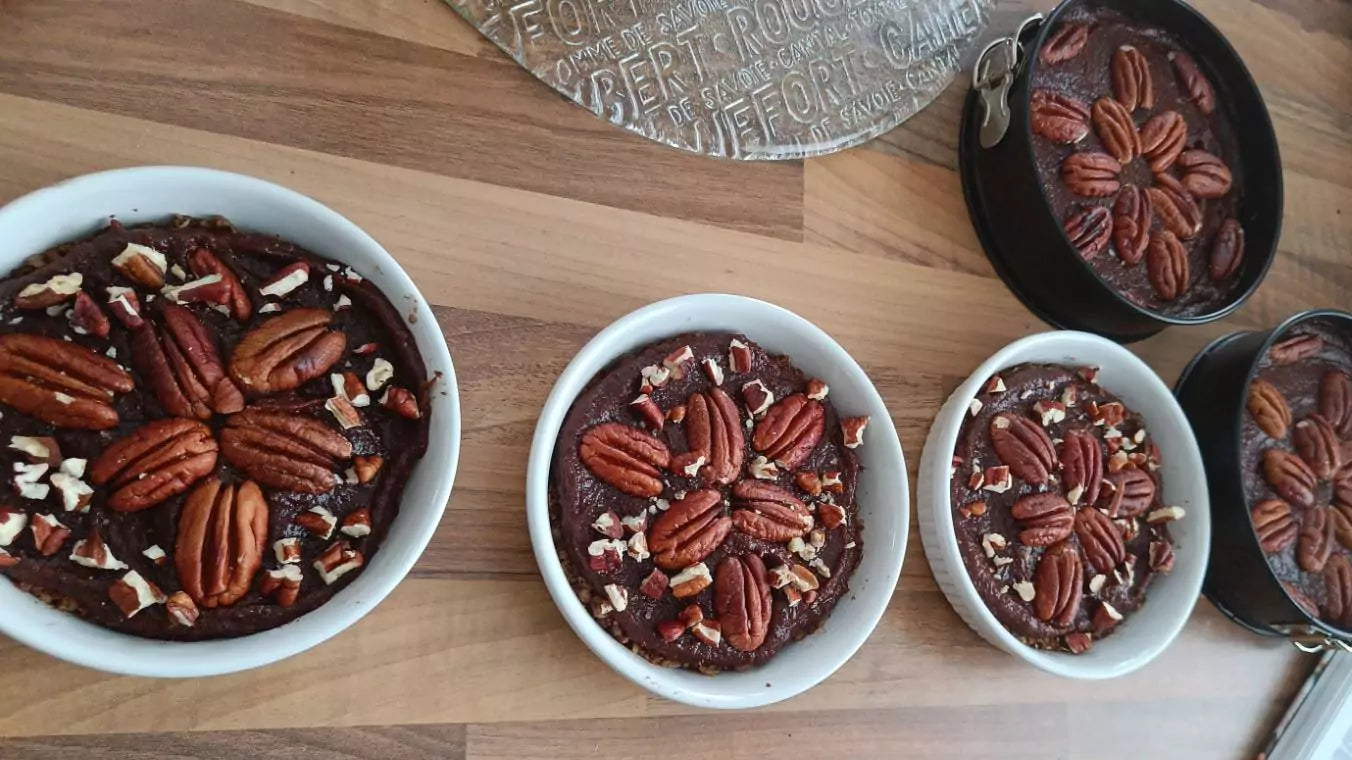Pecan raw cake with lingonberry and spruce sprout – Natural Nordic