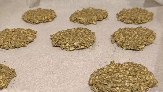 Natural Nordic oat crisps with nettle-bilberry